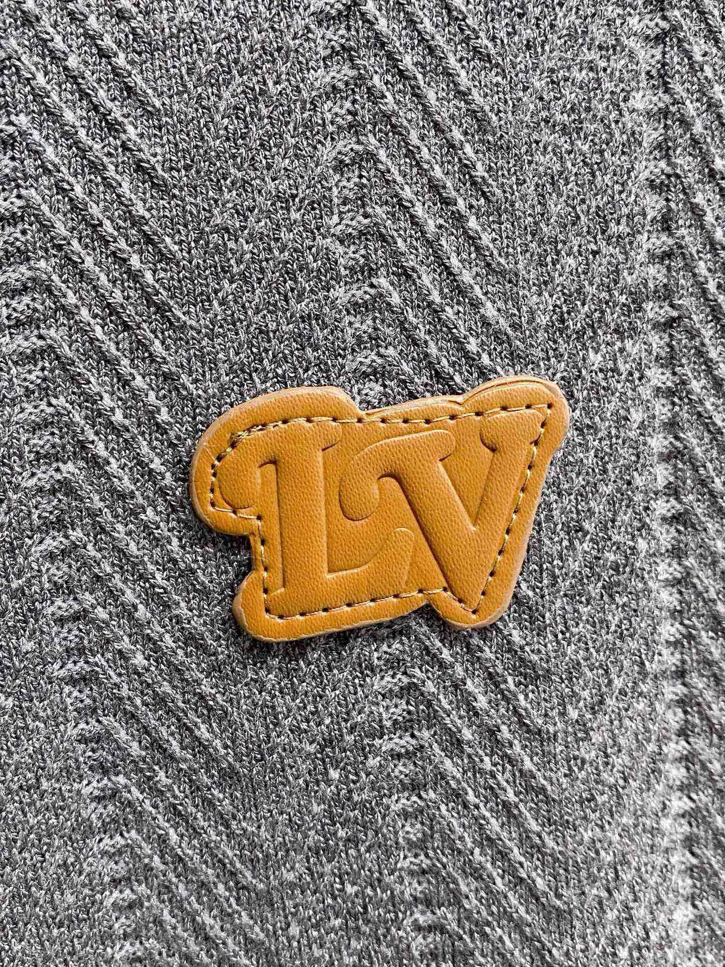 🅿️420 【LV Louis Vuitton】Autumn and winter classic round neck pullover sweater, in full condition! ! ! Wool blended fabric, the latest model in 2025, golden ratio! ! Slim-fitting soft gold, versatile and practical item, the combination and practicality are extremely powerful, simple and elegant, and classy! To create your own style, it is highly recommended to buy it in two colors. The standard slim fit tailoring process is suitable for both young and old men. It is knitted from wool and will not cause any discomfort! While keeping warm, it is stylish, textured and wearable, and the classic logo with contrasting colors on the chest feels in place! ! Recommended for regular customers! ! Size M-3XL (maximum wear: 190 pounds)